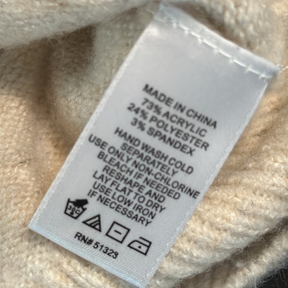 CeCe Cream V-Neck Sweater Soft Knit - Picture 5 of 7